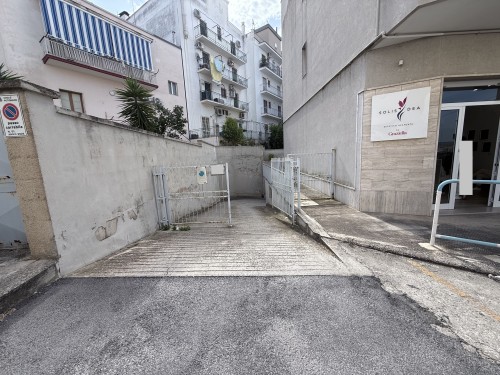 Ampio Locale Garage in Zona Periferica